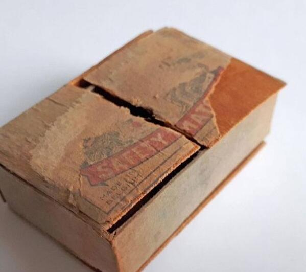 火柴盒藏在天花板79年后被发现 里面2张字条内容震住众人