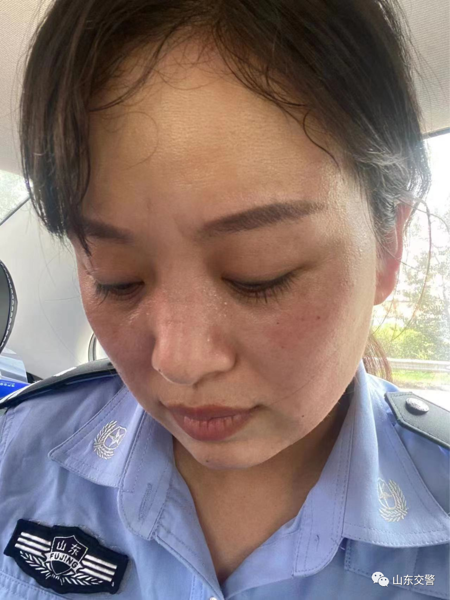 交警无论天气多么炎热全省交警要时刻保持在岗在线……那"刻"在了脸上