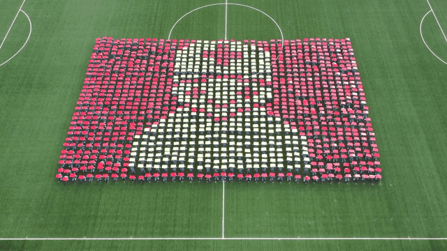 |太燃!武汉大学生整齐划一,致敬抗疫英雄