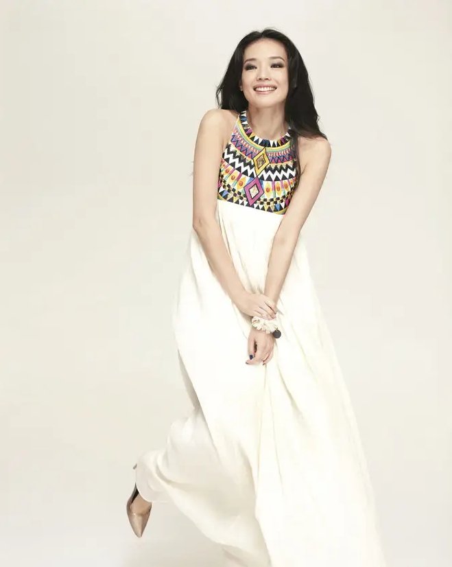 舒淇以她前卫大胆的发型和妆容风格,引领着潮流,无数人模仿