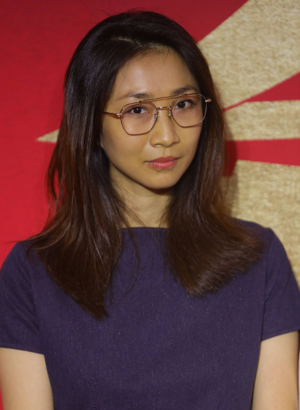 王骏迪在《扫黑风暴》里很霸气,私服却挺文艺,不愧是孙红雷老婆