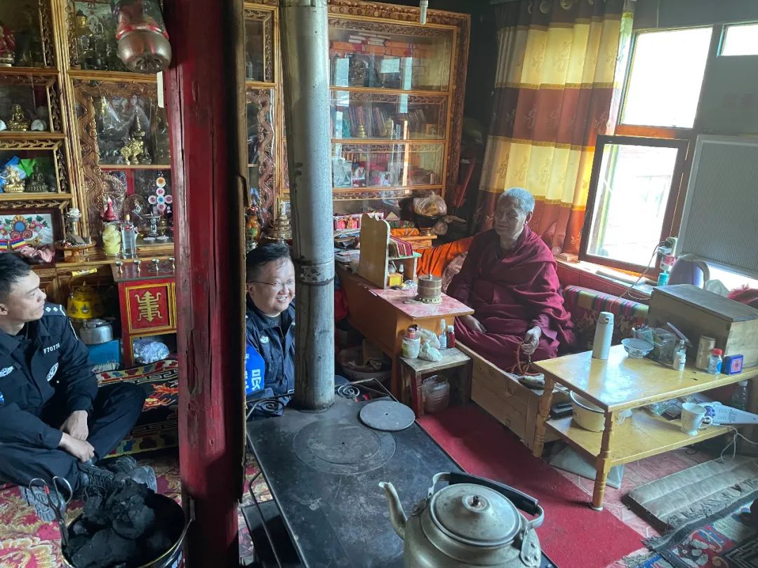 班玛县公安局多贡麻派出所开展预防电信诈骗宣传及疫情防控工作进寺院