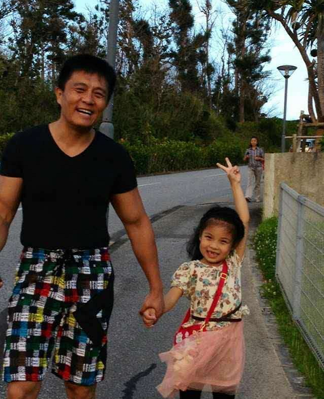 常戎和小17岁妻子同框略显老态,但穿得挺精致,肌肉身材仍然明显