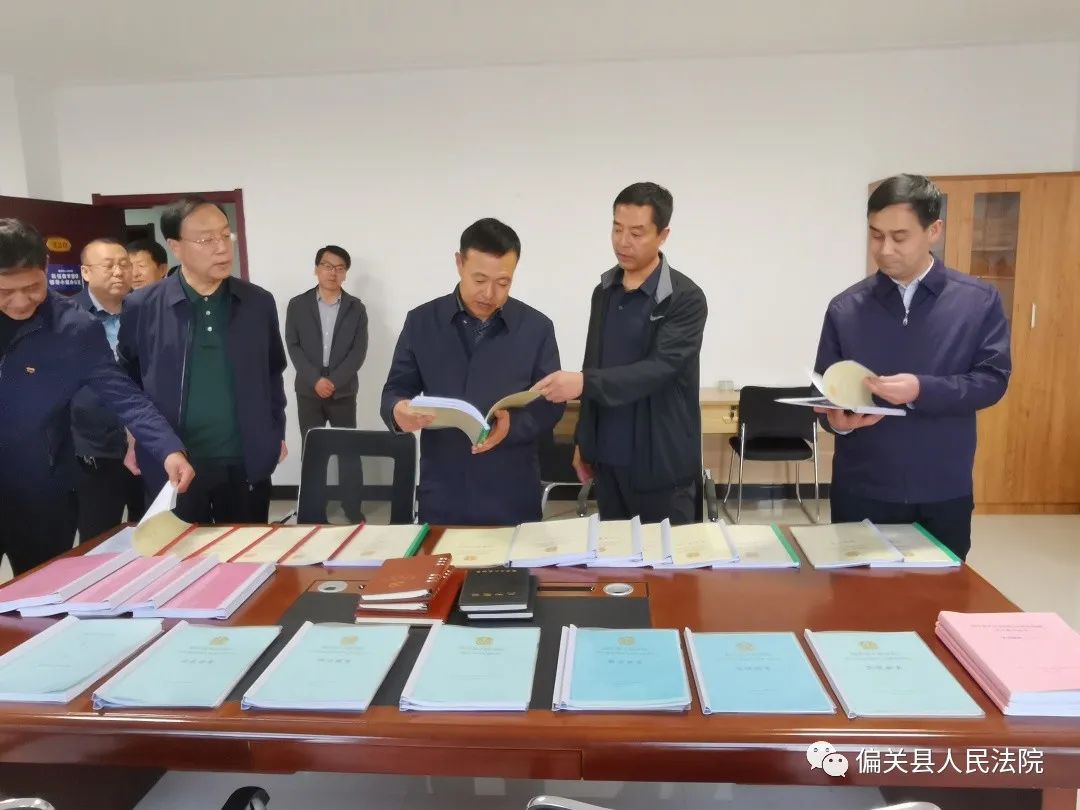 县委书记王源在偏关县人民法院调研