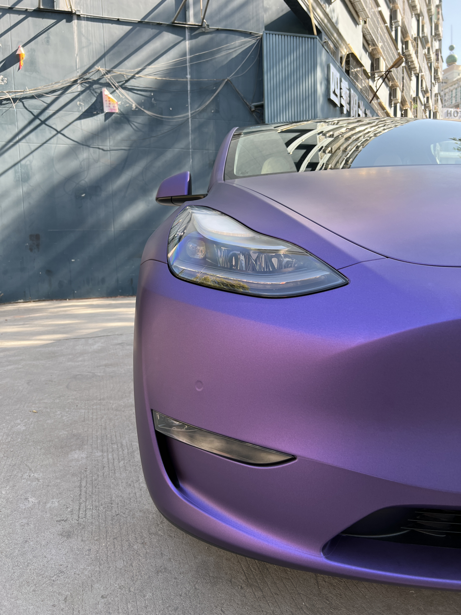 汽车真的有必要贴改色车衣膜吗?深圳特斯拉modely哑面紫改色贴膜