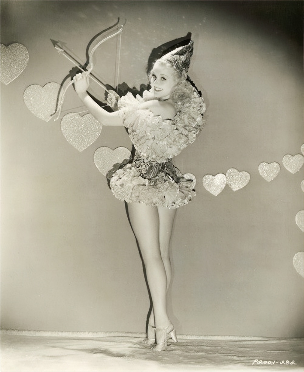 1943年,"腿神"贝蒂·葛莱宝红遍好莱坞,一双旧丝袜拍出7万美元