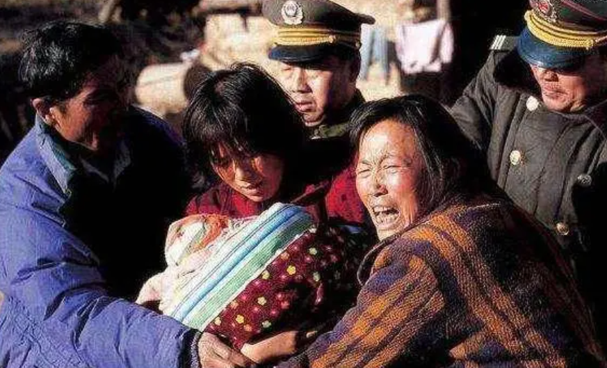 2004年女魔头被捕,曾6年拐卖85人,逃亡时被卖到山西,受虐12年