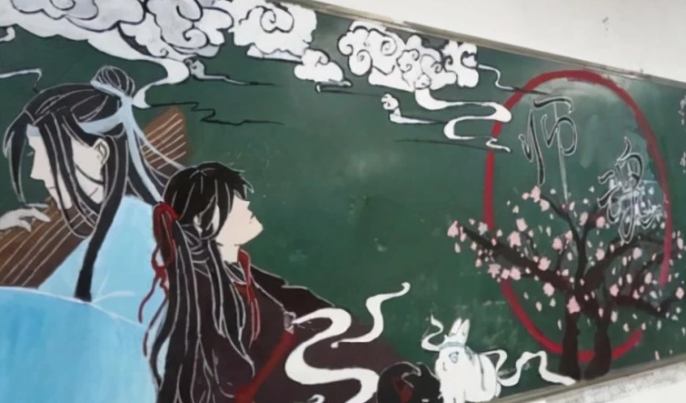 初中生"黑板报"火了,在黑板上画出昨日青空,犹如贴上去的壁纸