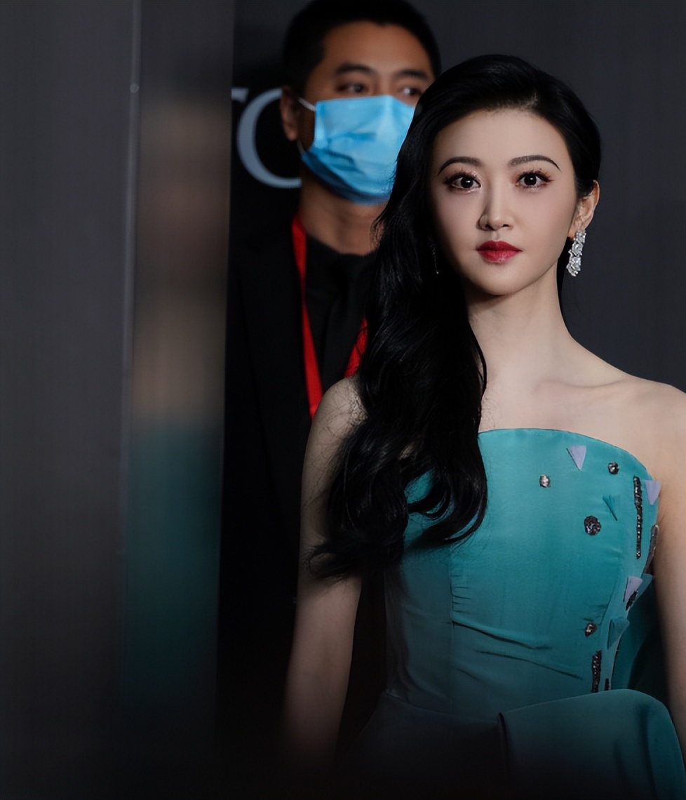 当26岁关晓彤跟33岁金晨站在一起,我才彻底明白,什么叫顶级骨相