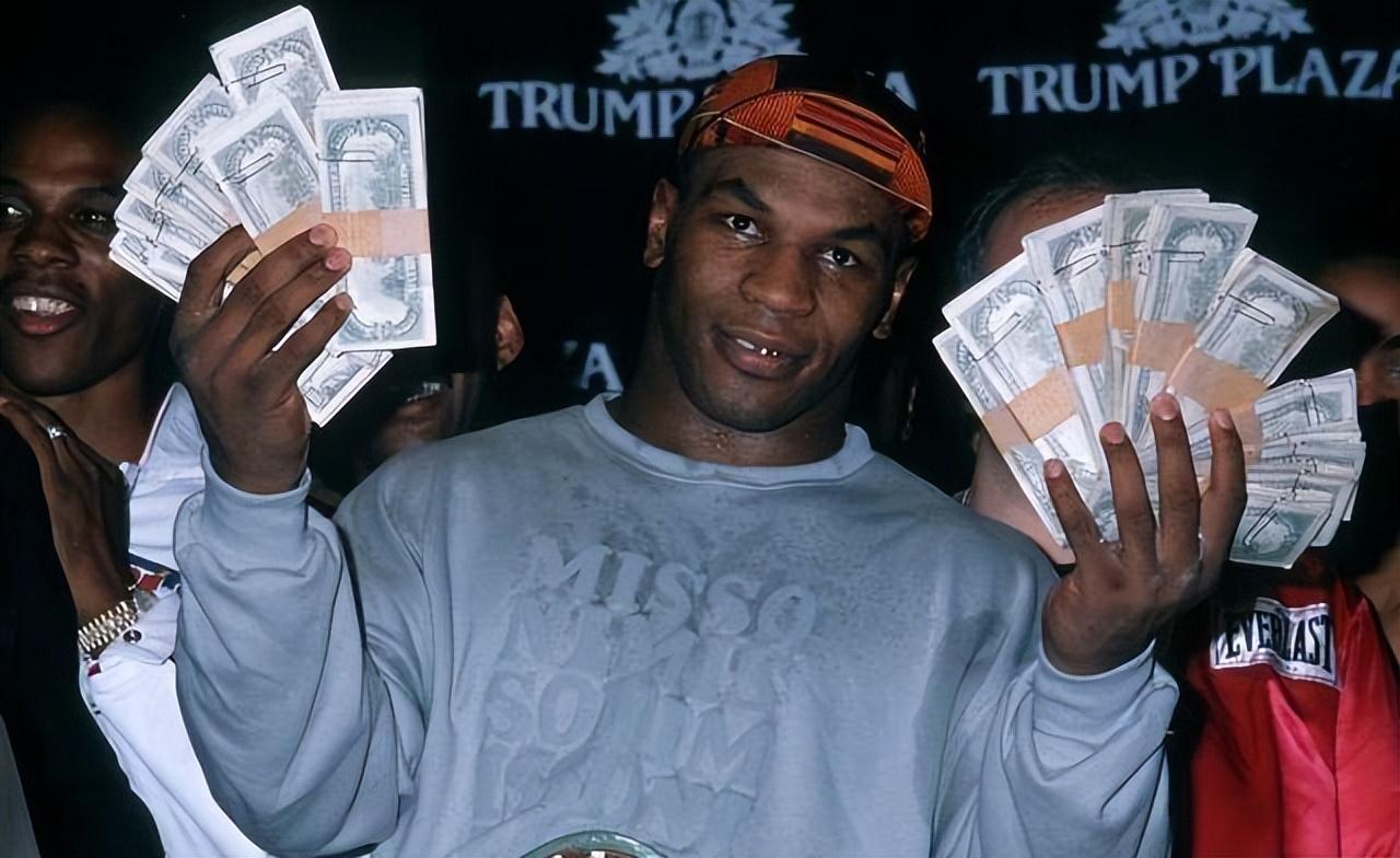 1992年拳王泰森入狱,为提前保释与中年女狱警交往,趁