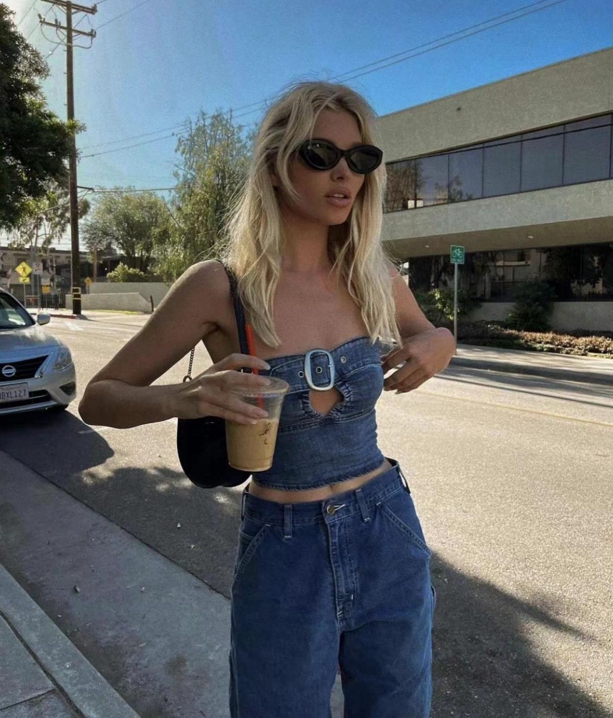 elas演绎什么叫天使面孔完美身材,洋娃娃美貌出挑,随便穿也吸睛