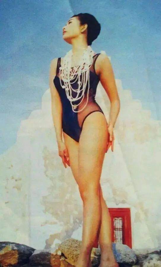 邱淑贞,出演三级片赤裸羔羊,脱去衣服,换上泳装,上演性感诱惑