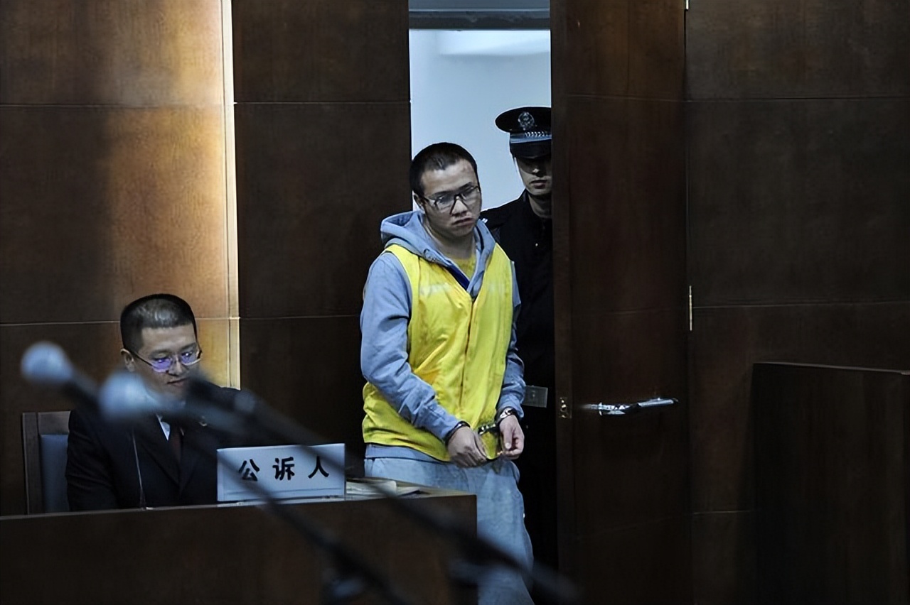 15岁初三学生雷楚年:从抗震英雄少年到诈骗犯,他到底经历了什么