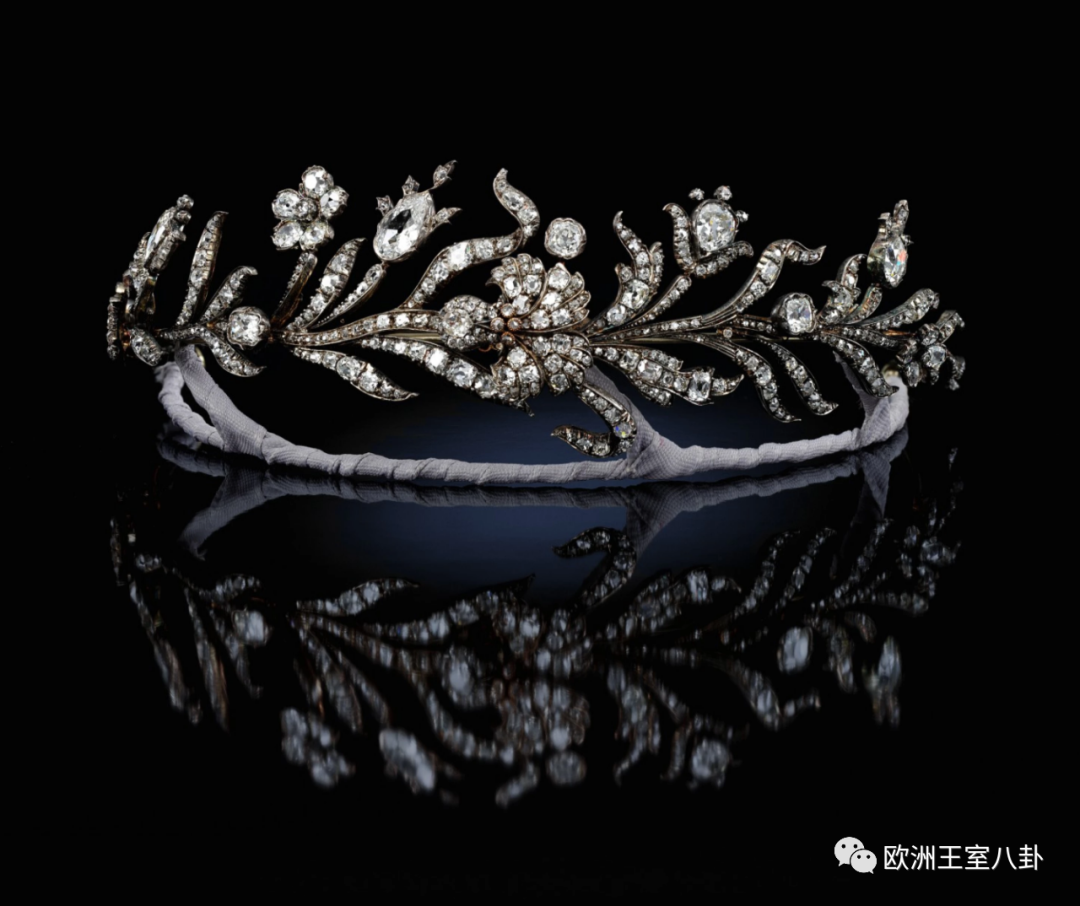 致敬女王即位70年,这家拍卖行借来40多顶古董王冠开展