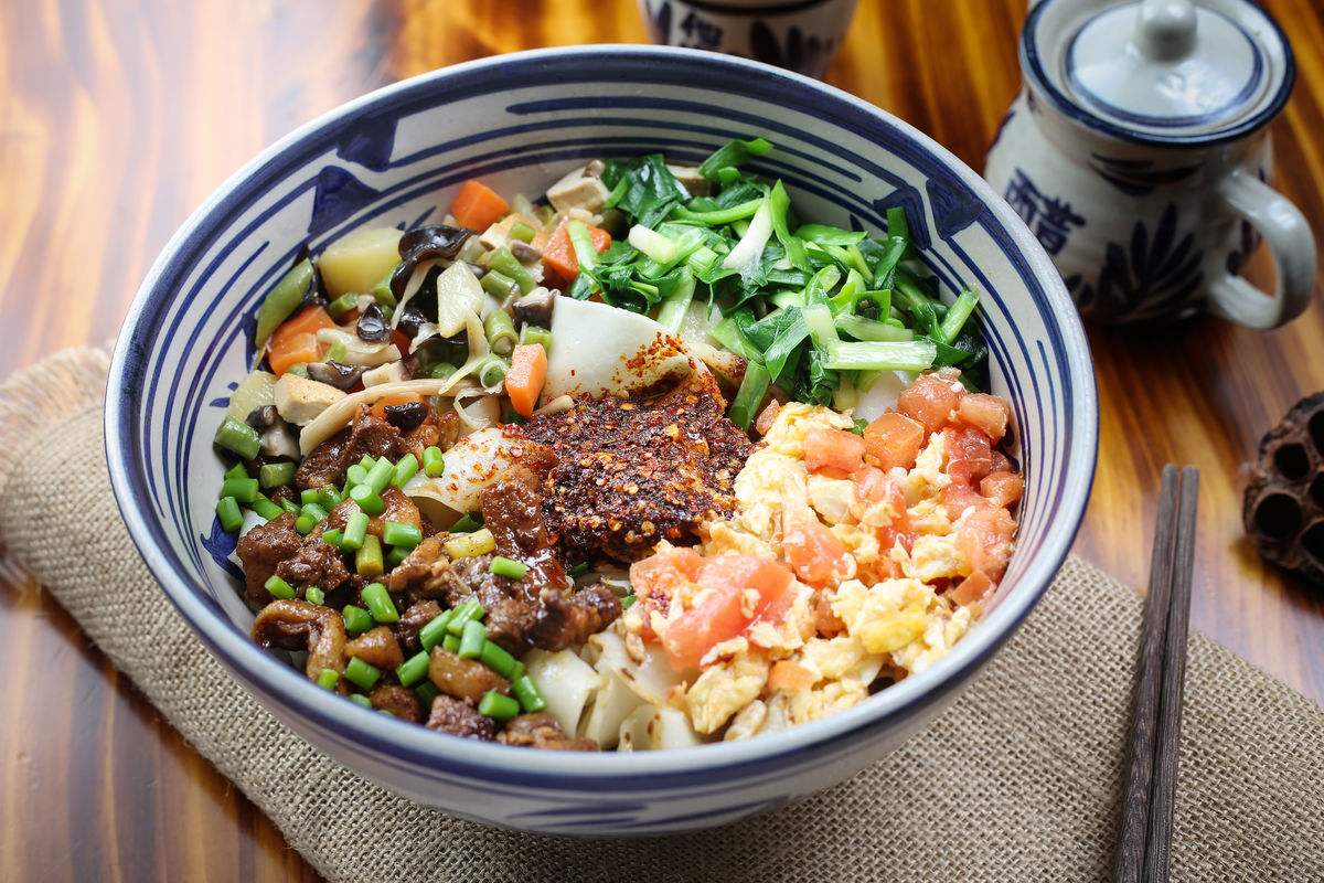 大厨教你自制家常油泼面,香辣爽口有劲道