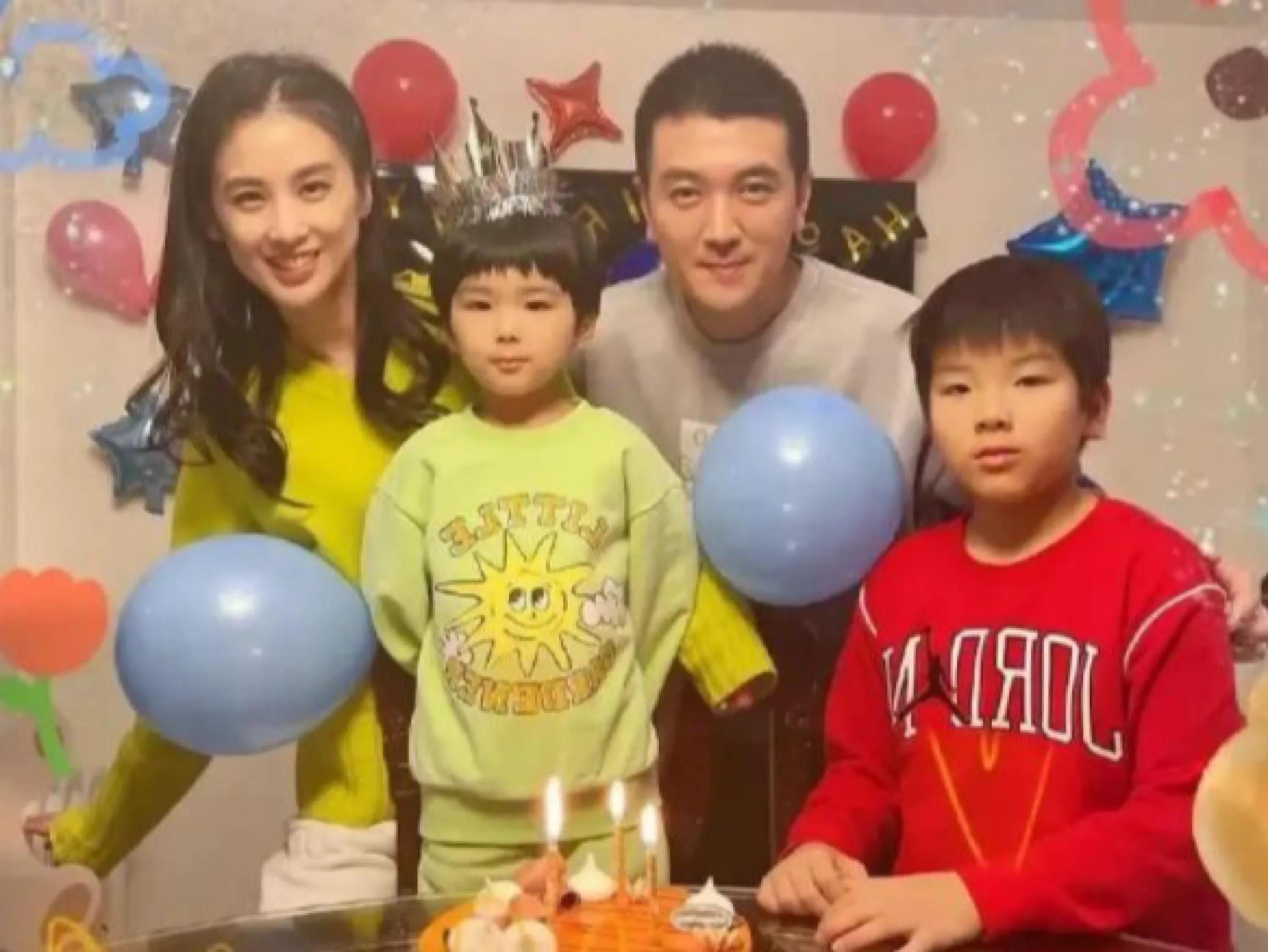 黄圣依带小儿子出行,母子牵手同行画面温馨,小腹平坦不像怀三胎