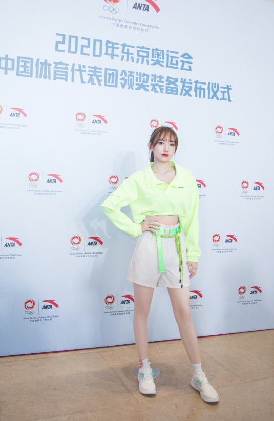 程潇穿黑袜露面,纤细长腿被称"颜狗福利",新剧评分却创新低?