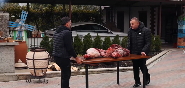 俄罗斯超硬核熊肉大餐:上百斤熊肉被做成烤串,真不愧是战斗民族