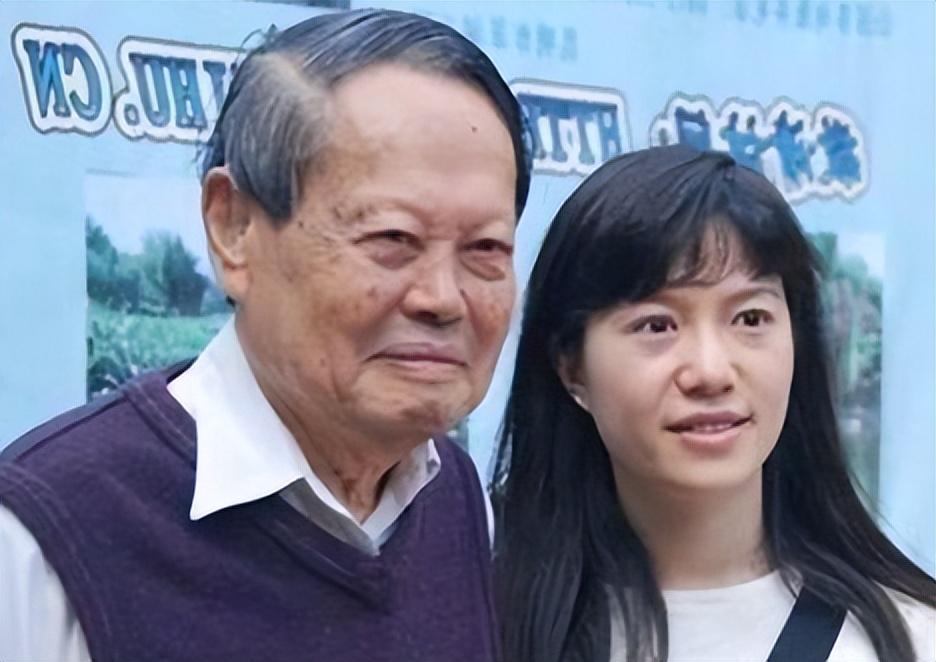 翁帆和杨振宁在2004年正式领证结婚