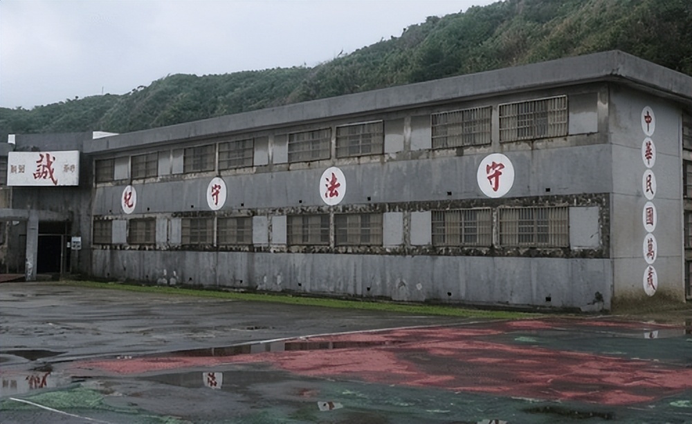 回顾 重庆高院局长乌小青,敛财800万,他的奢靡比你想象中更恶劣