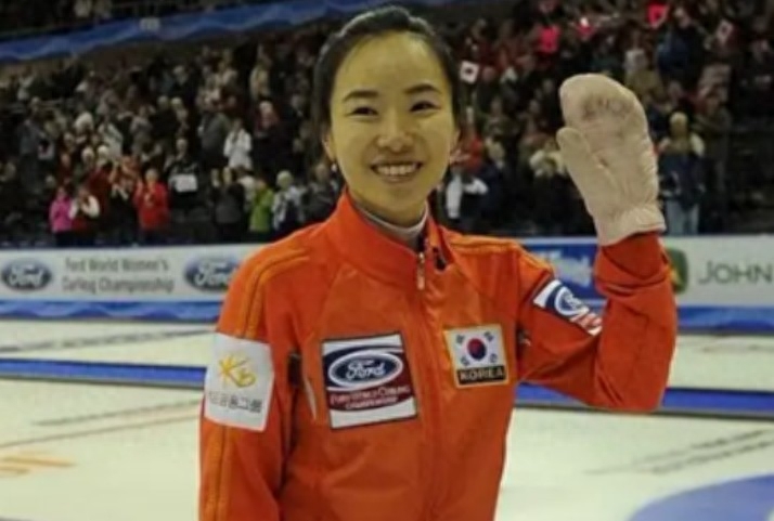 每天结束日常团队训练赛,金智善就会去找徐晓明切磋,一开始只是聊些