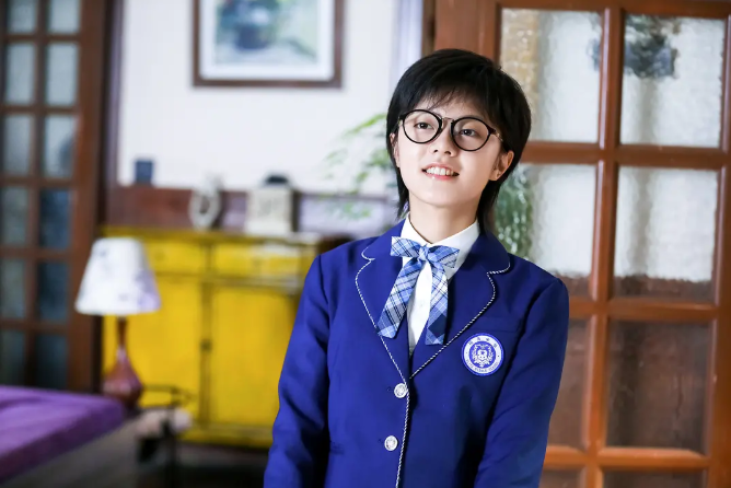 扮演"林妙妙"后,赵今麦又穿校服拍写真,形象气质却有所不同