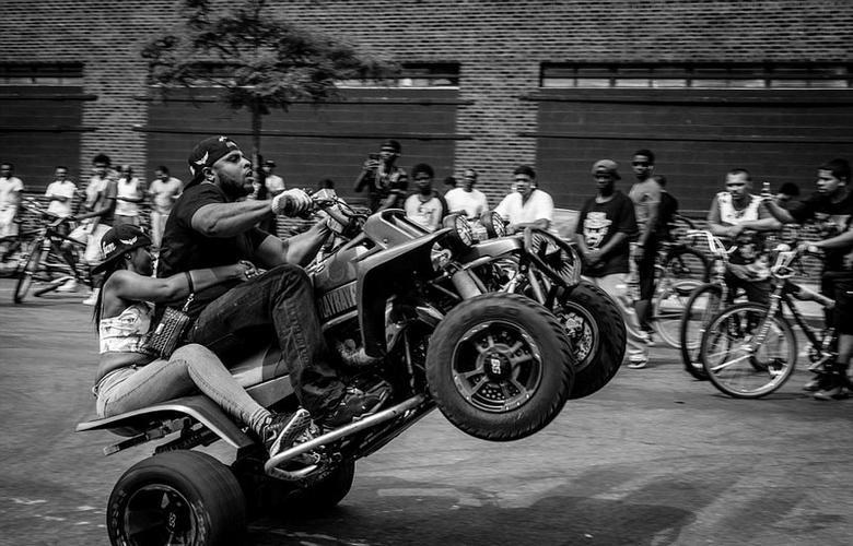 纽约街头惊现摩托车事件,现场目击者讲述惊心一幕