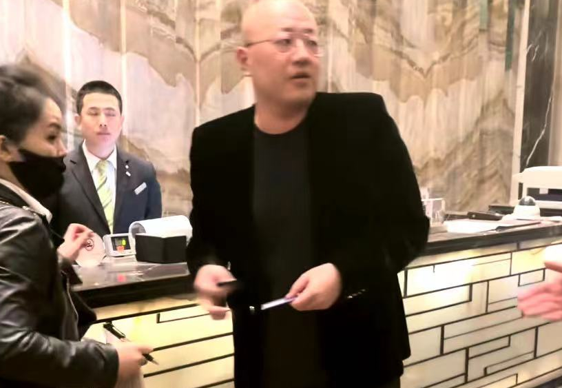 网红伽柏参加阿哲的婚礼,拿出120万现金随礼,夜店消费50多万