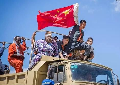 "他手举国旗吓退约旦劫匪",《战狼2》不是电影,生在华夏真好