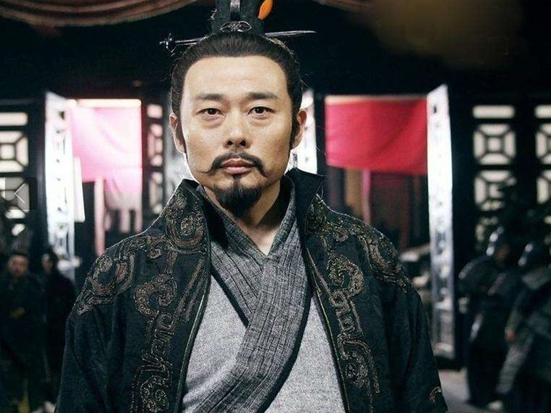 冯谖因待遇大发牢骚,孟尝君一一满足,冯谖为其设下狡兔三窟之策