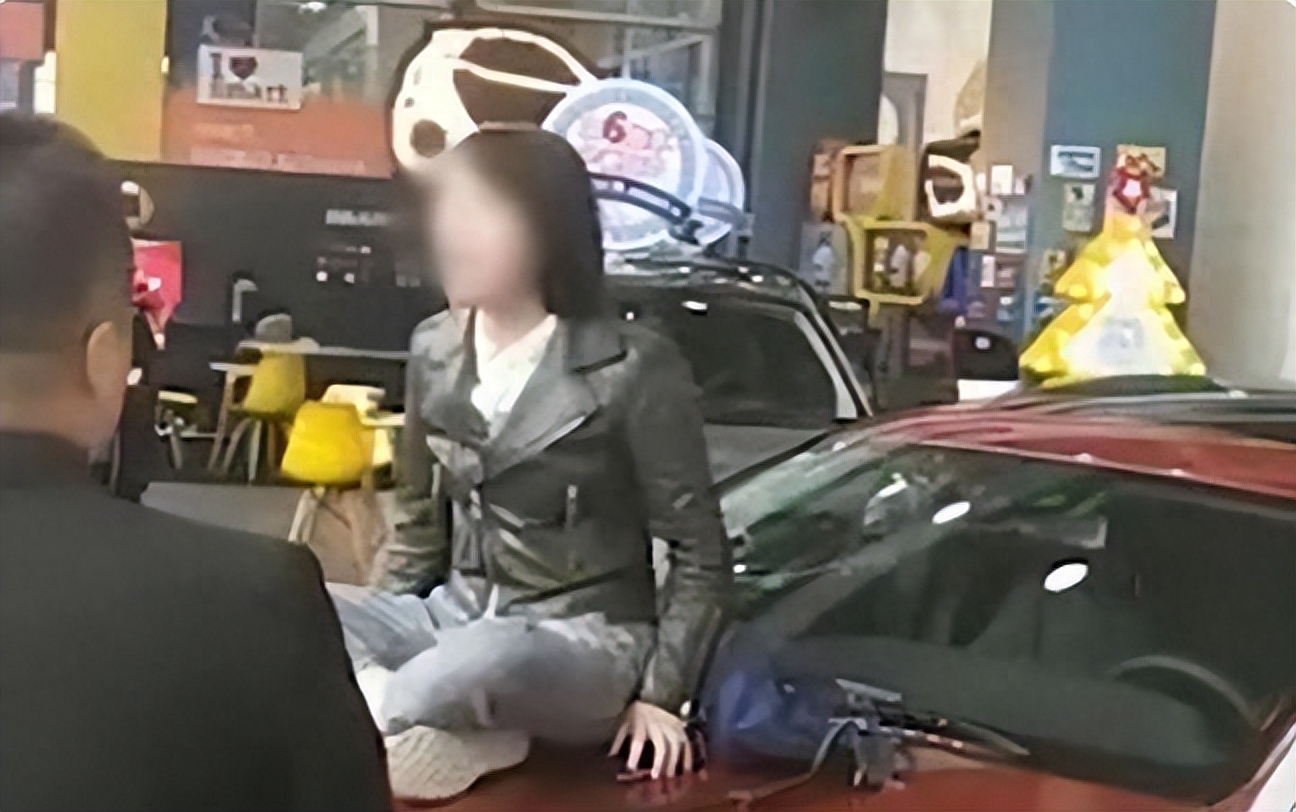 2019年奔驰女车主坐车盖维权事件最终她得到怎样补偿