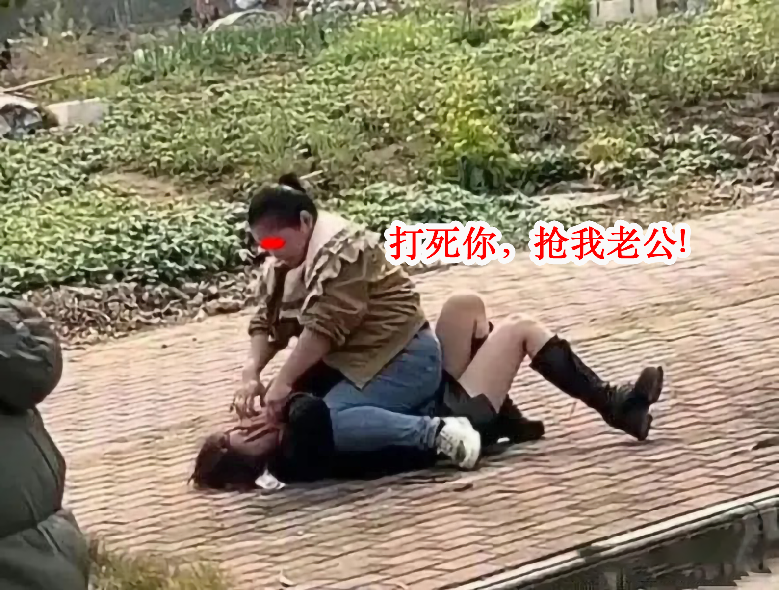 一女子当街剪小三头发,怒扇对方耳光,知情人爆料:是小三打小四