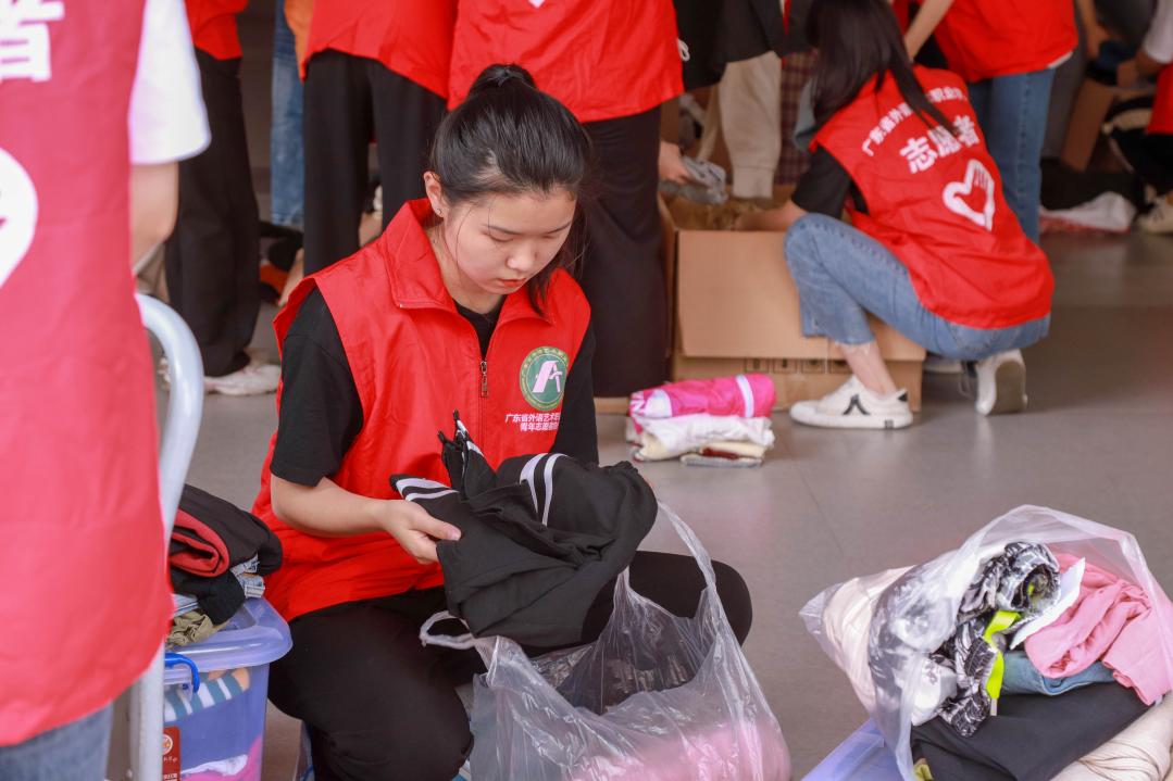 中国无偿捐赠的旧衣服,送到非洲后变成什么样了?