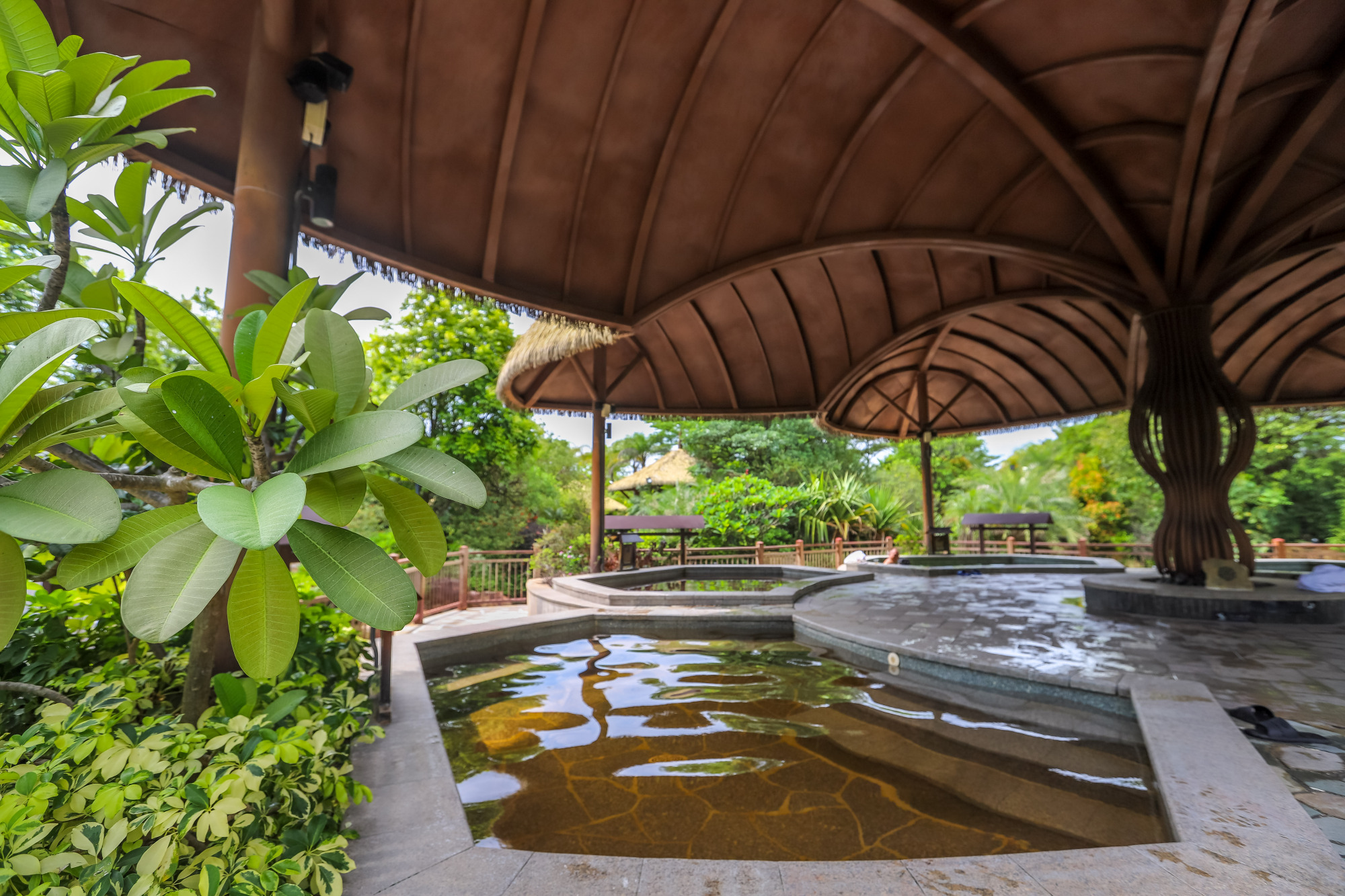 广州新晋亲子好去处,山野秘境泡温泉,住东南亚风情的酒店