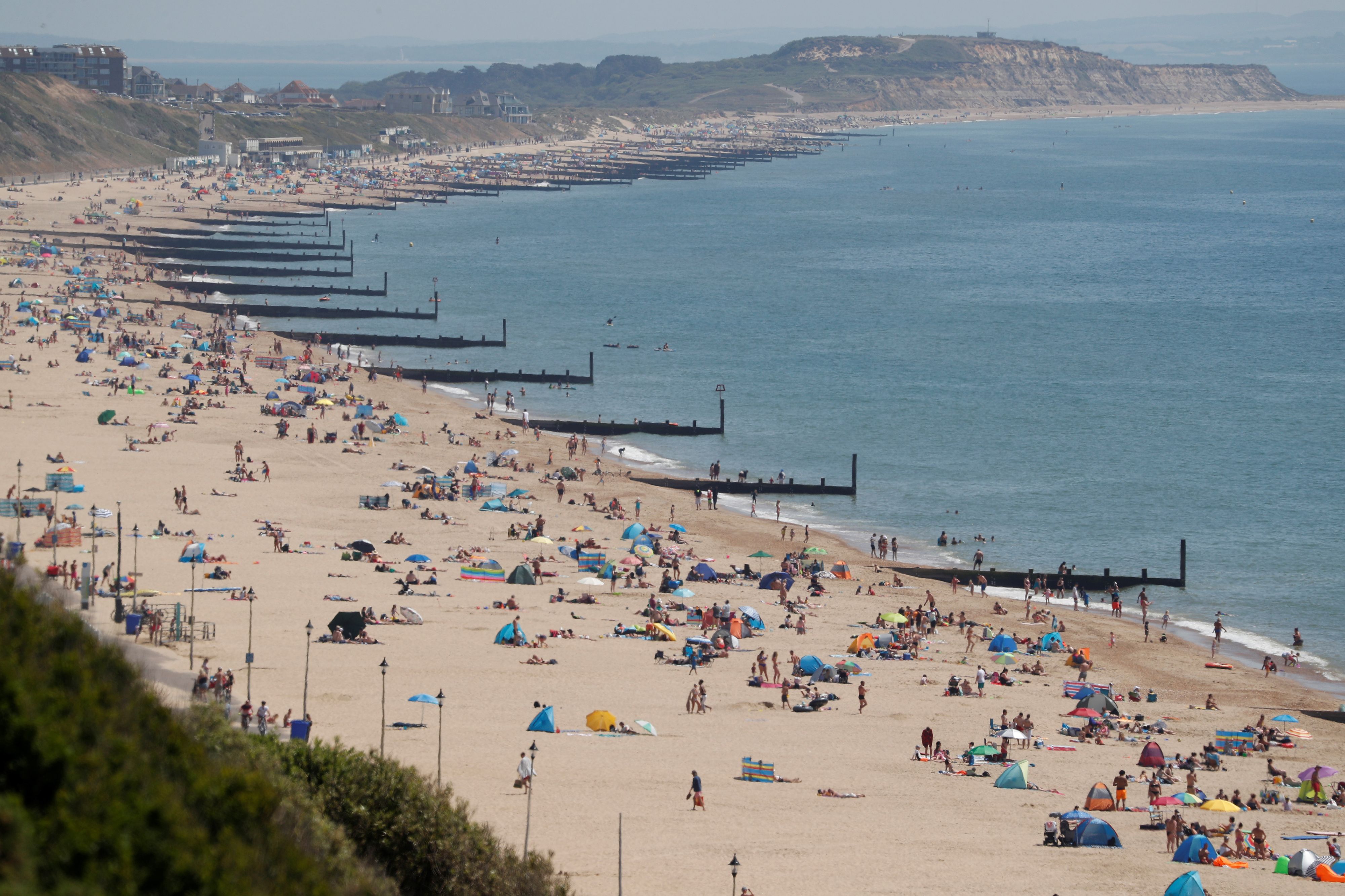 英国:在海滩上享受阳光