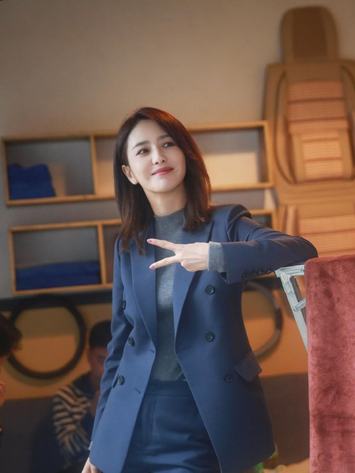 穿西装的佟丽娅太美了,这4组搭配展现不同气质,真是高级又有范