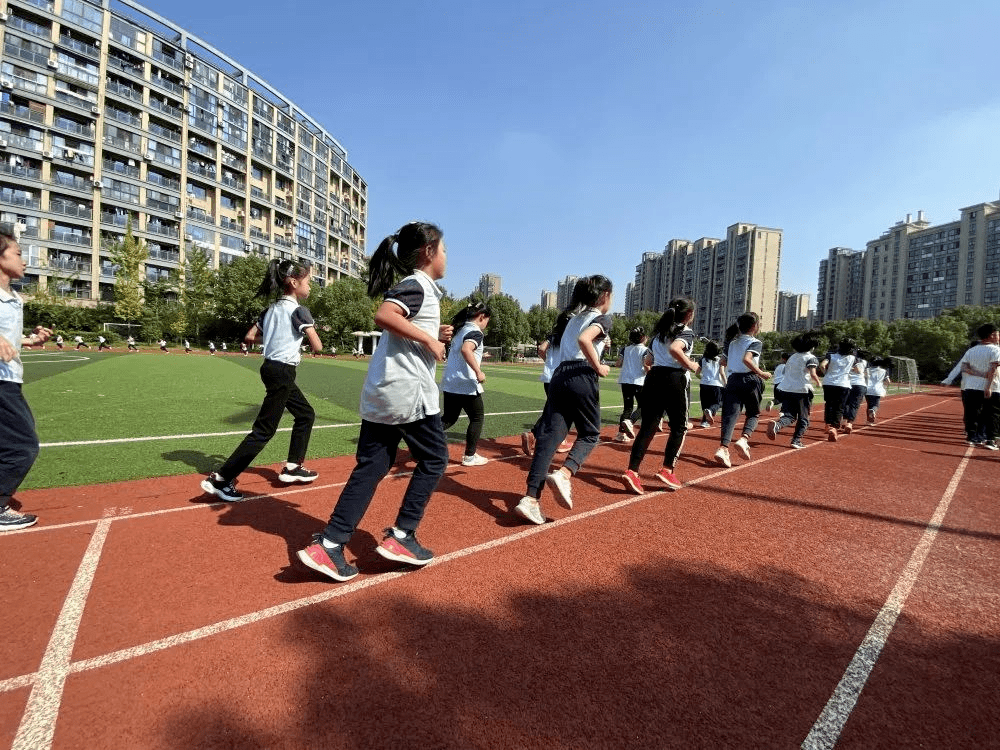 委员提议:取消中考男1000米跑和女800米跑,家长同意网友却反对