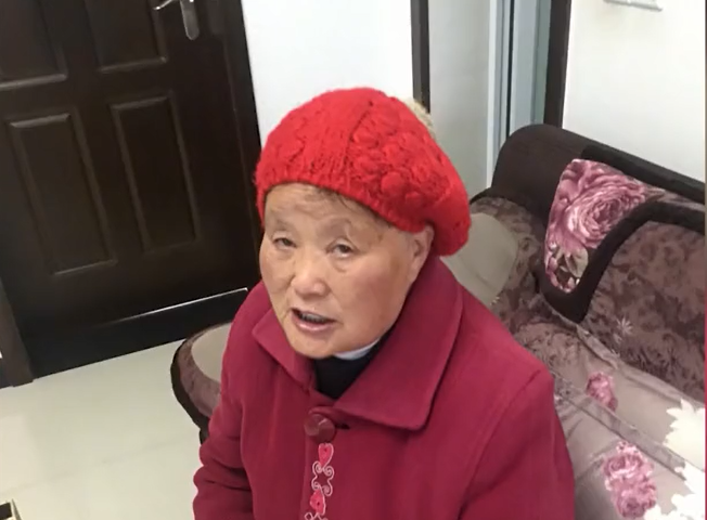 四川69岁奶奶嫌丈夫给自己剪的发型太丑了,离家出走到女儿家哭诉