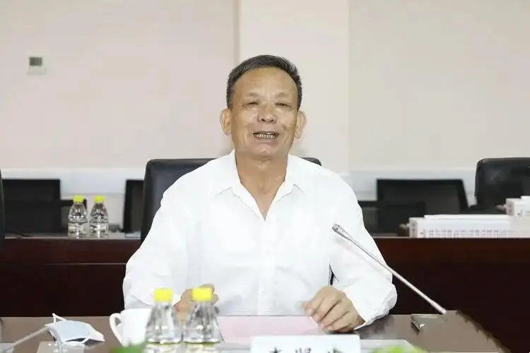 "新玻璃大王"李贤义的励志人生