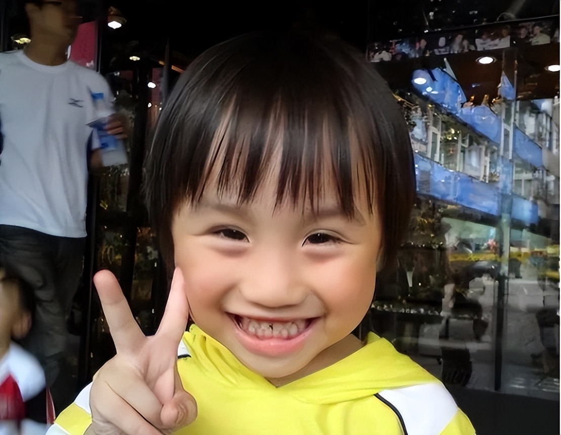 童星小小彬,2岁出道养家,18岁当清洁工,患皮肤病没钱治