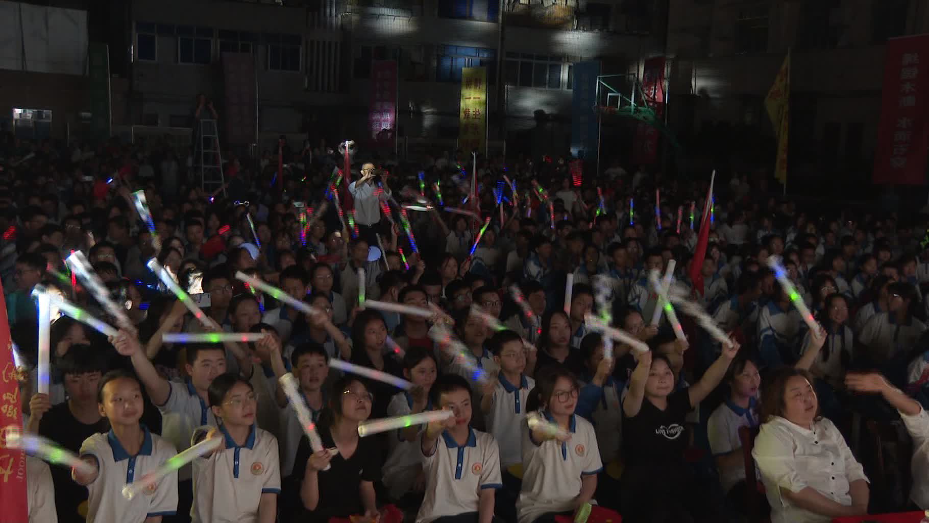 蓬安县实验中学举行纪念五四运动104周年文艺汇演