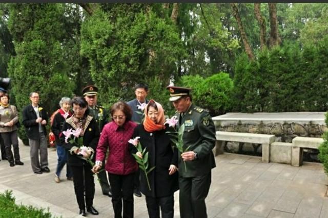 他是徐向前的警卫连长,历任3大军区司令,地位很高,俩儿子中将