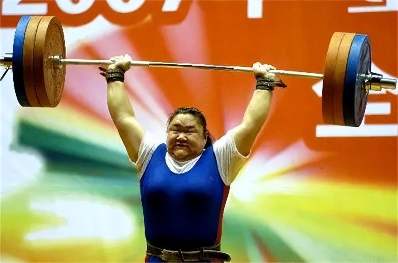 44岁奥运冠军近况:体重250斤至今未育,买7万的车,过普通生活