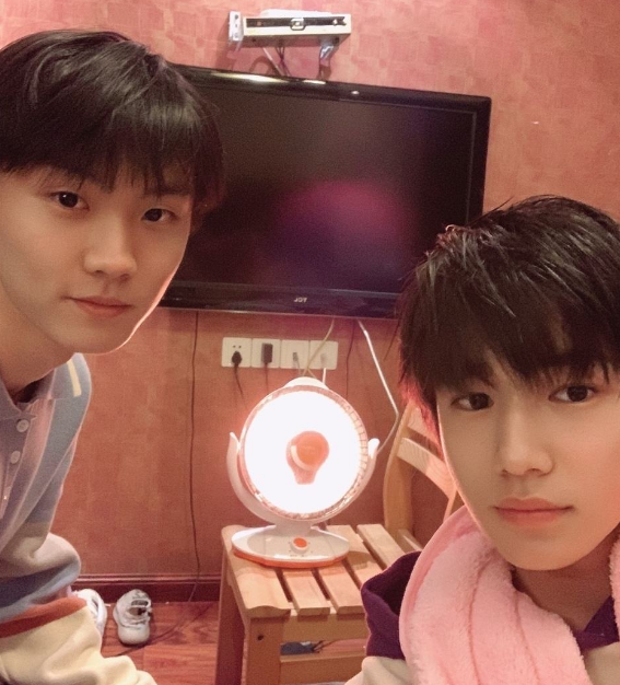 宋亚轩18岁生日!tnt仅4人为他庆生,刘耀文暖心,丁程鑫令人寒心