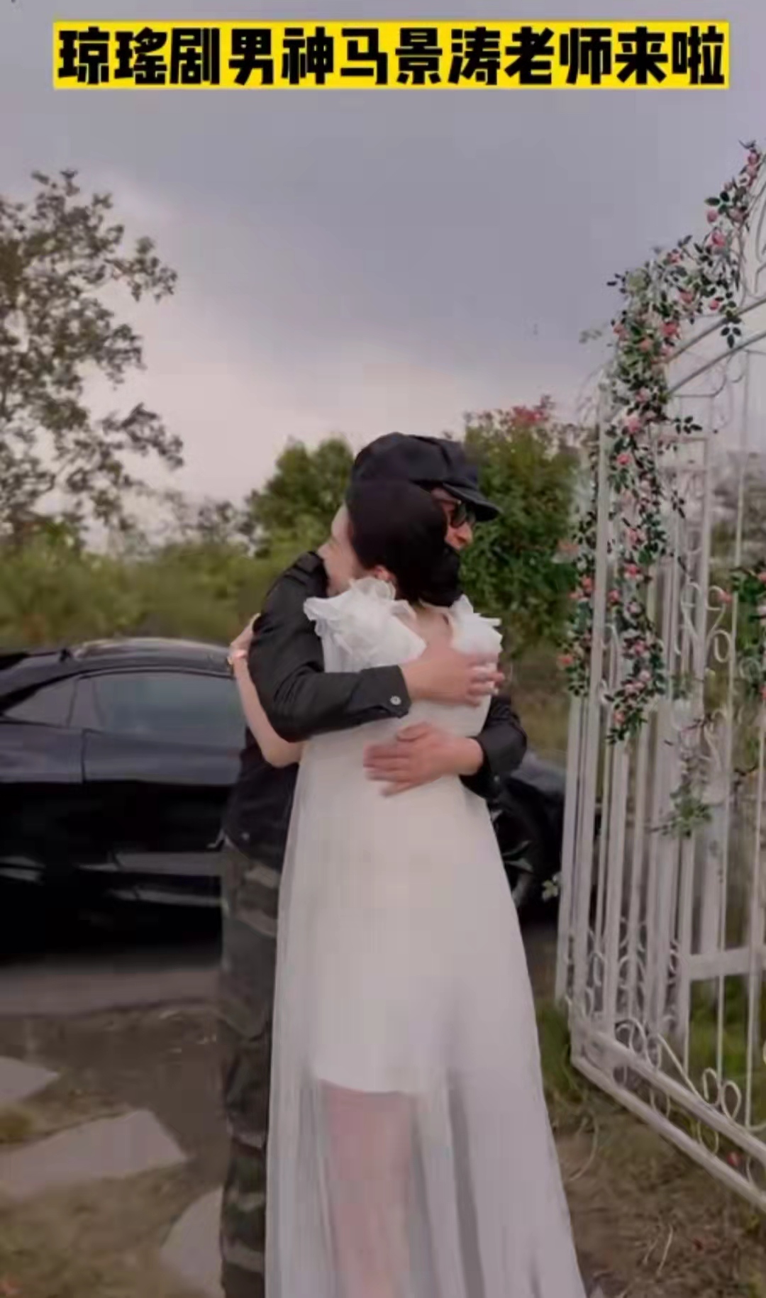 60岁马景涛近况曝光,走路跛脚模样发福,与女网红十指紧扣引争议