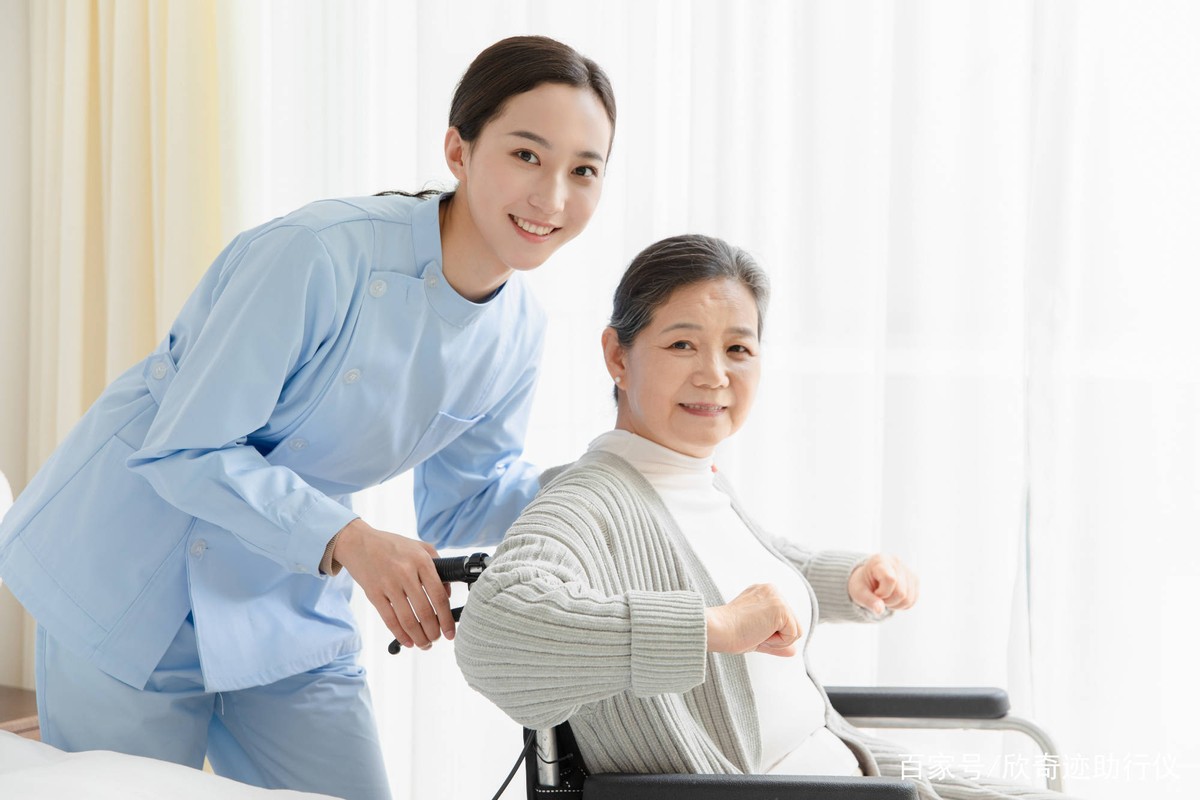 白天做饭,晚上陪睡:这个行业暴露一些老年人和保姆间的微妙关系