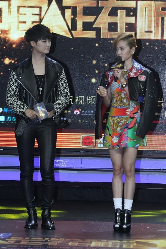 李宇春蔡依林的腿都好细,无论是皮裤还是短裙都能驾驭,让人羡慕