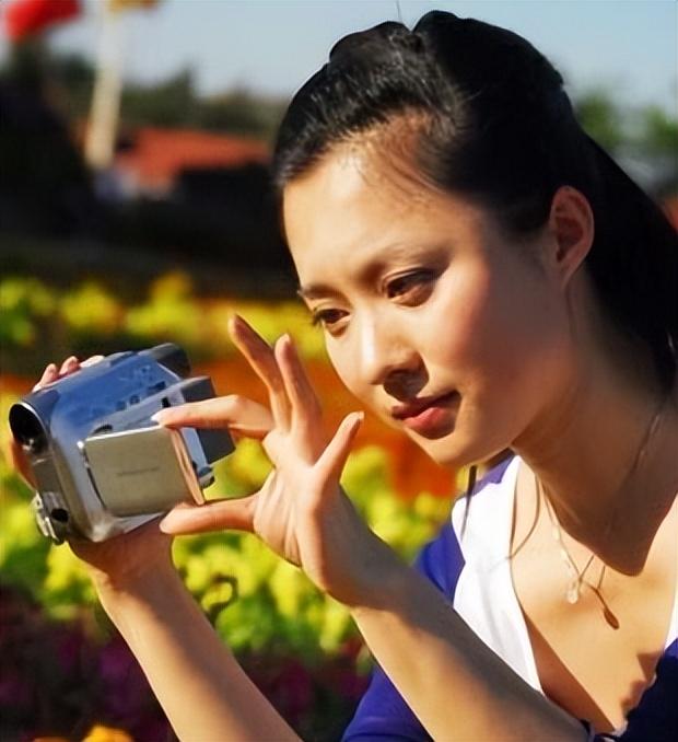 央视主播紫凝生活节俭贷款买车43岁单身生活质量高