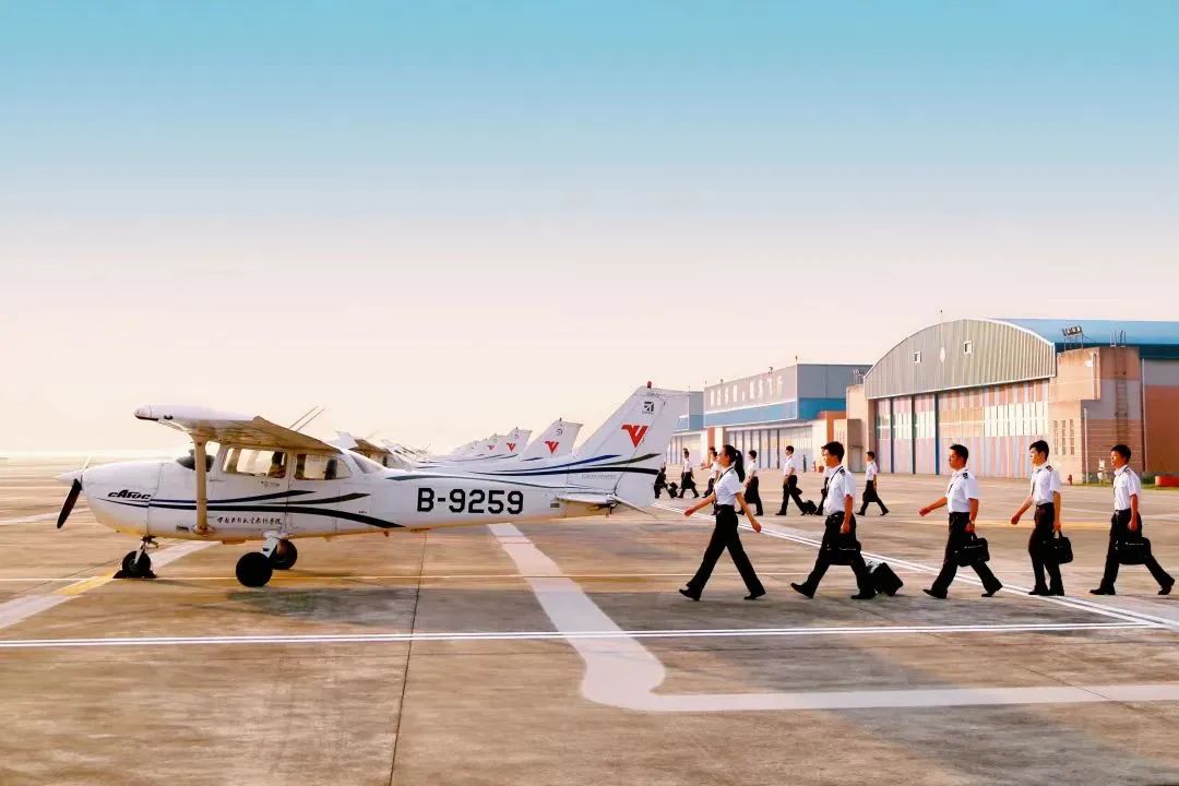 飞行员学校包括中国民用航空飞行学院