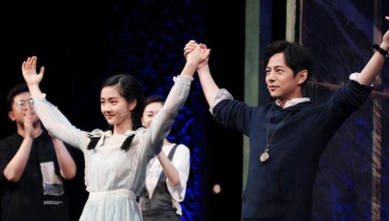 何炅黄多多机场被偶遇!素颜挤公车低调作风获赞扬!